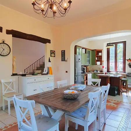 Casa de Férias Elegant With Private Garden In Castello Porto Valtravaglia