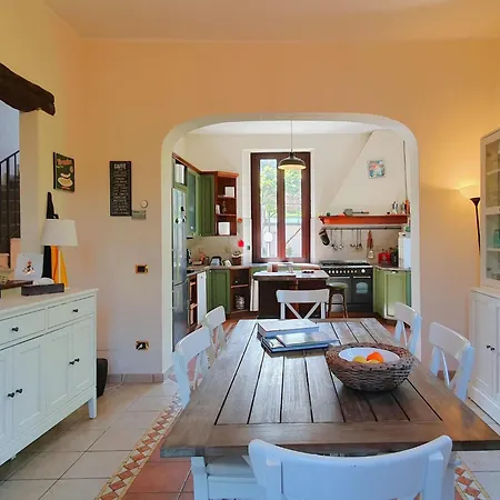 Elegant Villa With Private Garden In Castello Сasa de vacaciones