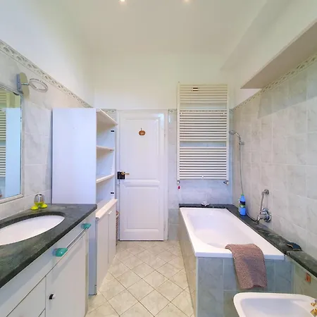 Elegant Villa With Private Garden In Castello