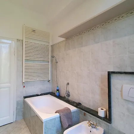 Сasa de vacaciones Elegant Villa With Private Garden In Castello *